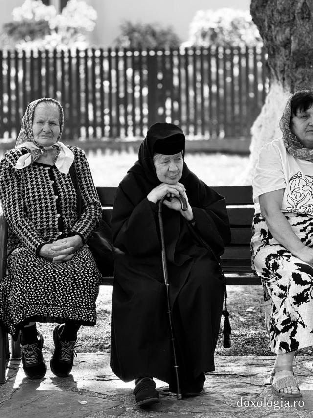 La ceas de vecernie, la Mănăstirea Văratec – scoaterea Sfântului Epitaf al Adormirii Maicii Domnului