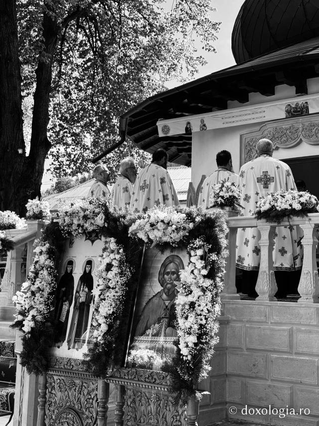 La ceas de vecernie, la Mănăstirea Văratec – scoaterea Sfântului Epitaf al Adormirii Maicii Domnului