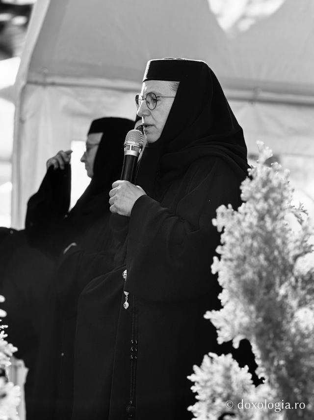 La ceas de vecernie, la Mănăstirea Văratec – scoaterea Sfântului Epitaf al Adormirii Maicii Domnului