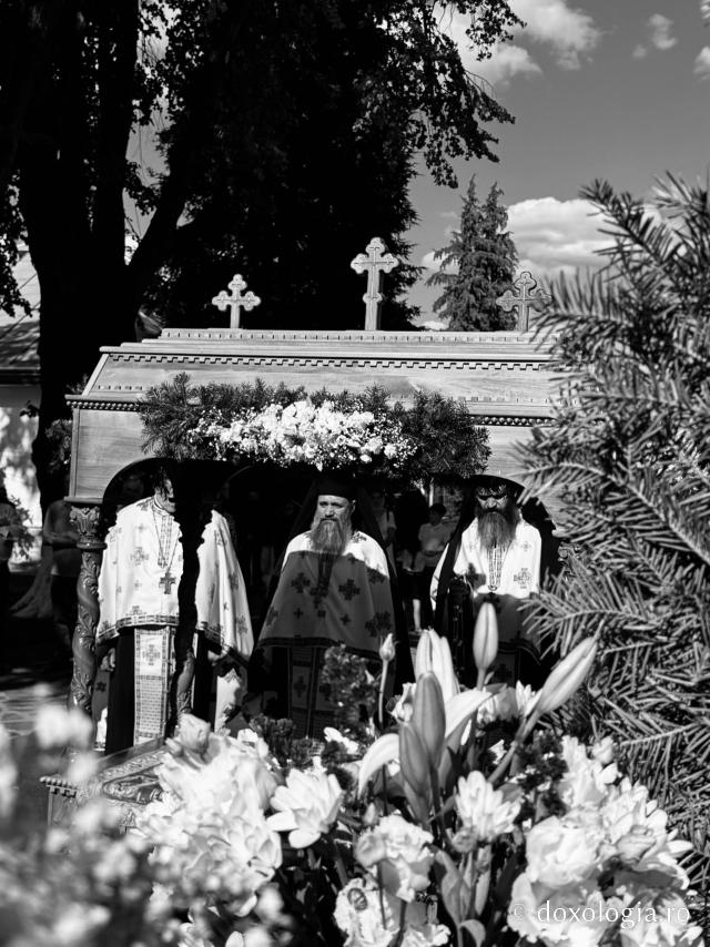 La ceas de vecernie, la Mănăstirea Văratec – scoaterea Sfântului Epitaf al Adormirii Maicii Domnului