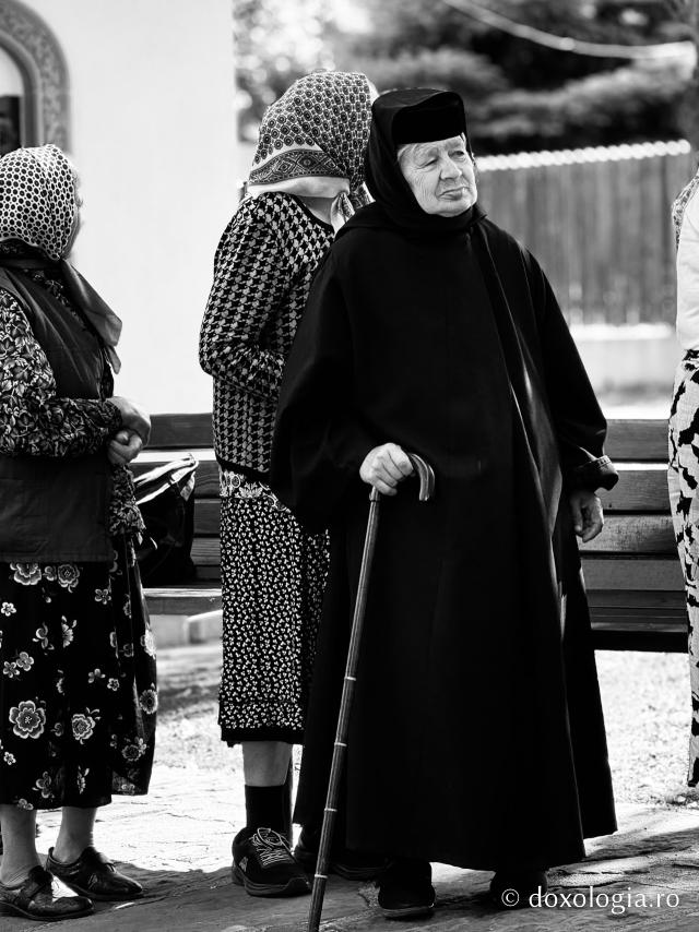 La ceas de vecernie, la Mănăstirea Văratec – scoaterea Sfântului Epitaf al Adormirii Maicii Domnului