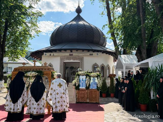 La ceas de vecernie, la Mănăstirea Văratec – scoaterea Sfântului Epitaf al Adormirii Maicii Domnului