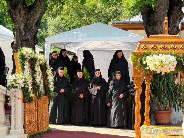La ceas de vecernie, la Mănăstirea Văratec – scoaterea Sfântului Epitaf al Adormirii Maicii Domnului