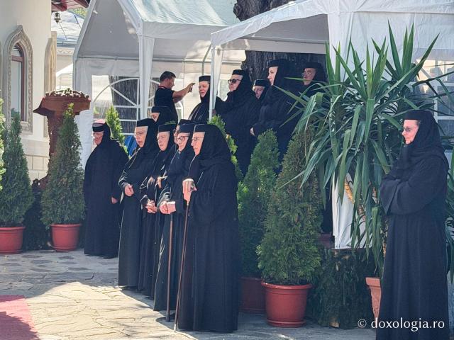 La ceas de vecernie, la Mănăstirea Văratec – scoaterea Sfântului Epitaf al Adormirii Maicii Domnului