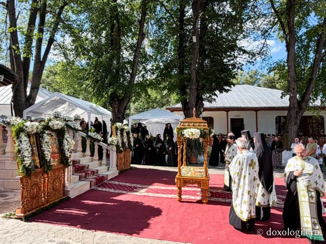 La ceas de vecernie, la Mănăstirea Văratec – scoaterea Sfântului Epitaf al Adormirii Maicii Domnului