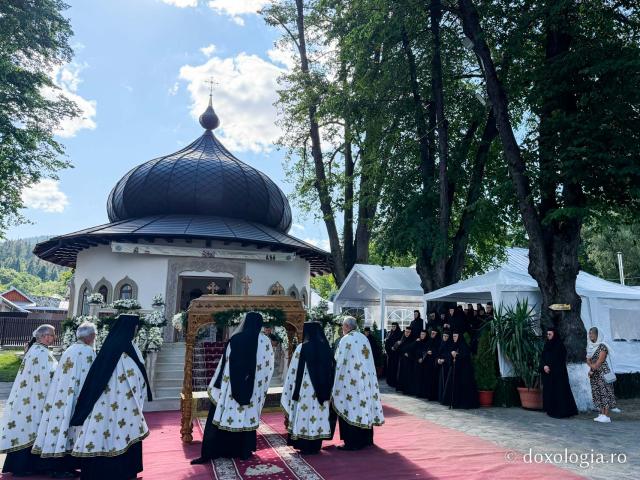 La ceas de vecernie, la Mănăstirea Văratec – scoaterea Sfântului Epitaf al Adormirii Maicii Domnului