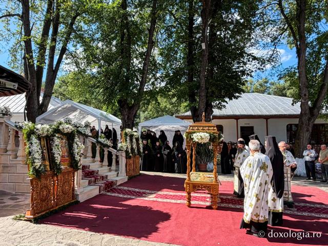 La ceas de vecernie, la Mănăstirea Văratec – scoaterea Sfântului Epitaf al Adormirii Maicii Domnului