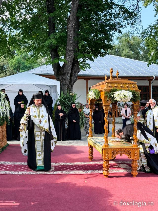 La ceas de vecernie, la Mănăstirea Văratec – scoaterea Sfântului Epitaf al Adormirii Maicii Domnului