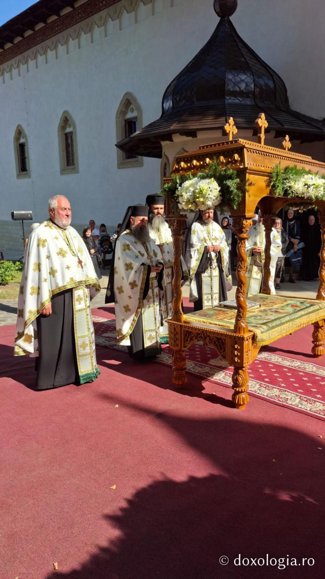 La ceas de vecernie, la Mănăstirea Văratec – scoaterea Sfântului Epitaf al Adormirii Maicii Domnului