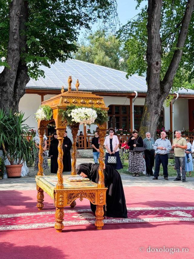 La ceas de vecernie, la Mănăstirea Văratec – scoaterea Sfântului Epitaf al Adormirii Maicii Domnului