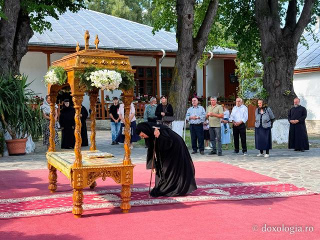 La ceas de vecernie, la Mănăstirea Văratec – scoaterea Sfântului Epitaf al Adormirii Maicii Domnului