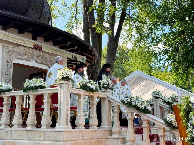 La ceas de vecernie, la Mănăstirea Văratec – scoaterea Sfântului Epitaf al Adormirii Maicii Domnului
