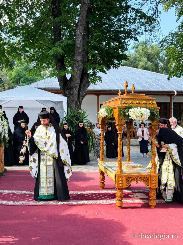 La ceas de vecernie, la Mănăstirea Văratec – scoaterea Sfântului Epitaf al Adormirii Maicii Domnului