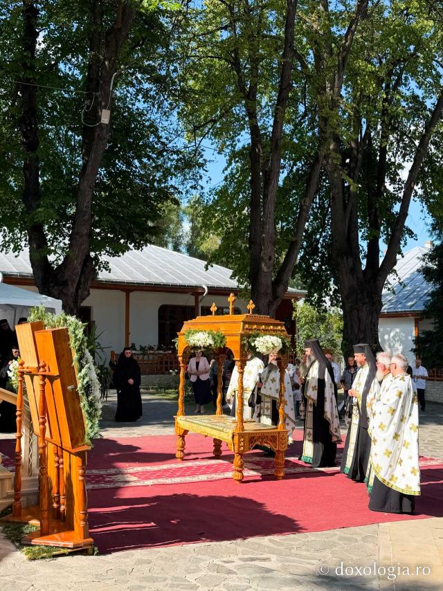 La ceas de vecernie, la Mănăstirea Văratec – scoaterea Sfântului Epitaf al Adormirii Maicii Domnului