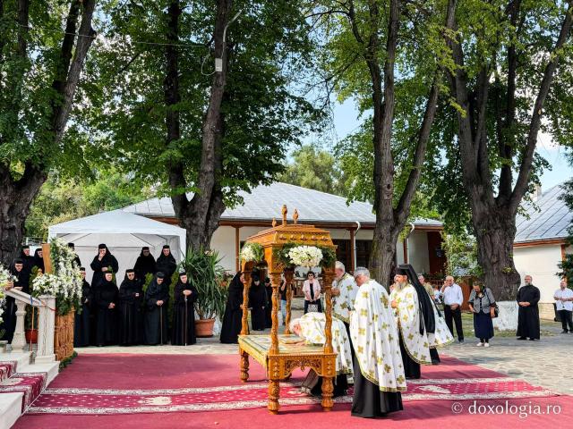 La ceas de vecernie, la Mănăstirea Văratec – scoaterea Sfântului Epitaf al Adormirii Maicii Domnului