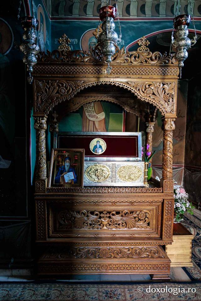 Racla cu moaștele Sfântului Cuvios Onufrie de la Vorona de la Mănăstirea Sihăstria Voronei din județul Botoșani