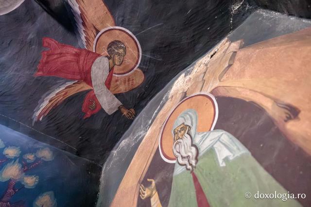 Racla cu moaștele Sfântului Cuvios Onufrie de la Vorona de la Mănăstirea Sihăstria Voronei din județul Botoșani