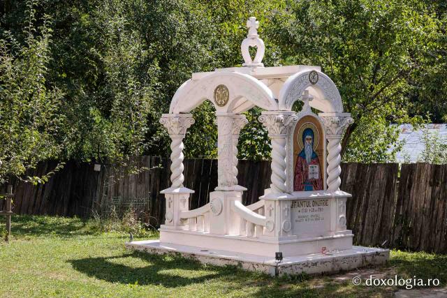 Mormântul Sfântului Onufrie și mărul din livada Mănăstirii Sihăstria Voronei din județul Botoșani