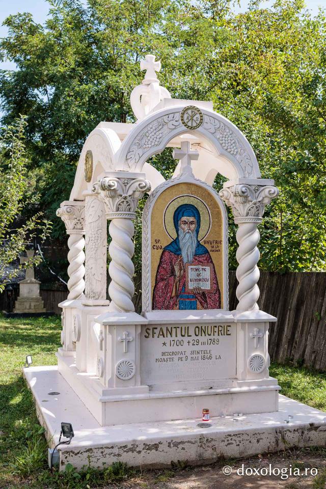 Mormântul Sfântului Onufrie și mărul din livada Mănăstirii Sihăstria Voronei din județul Botoșani