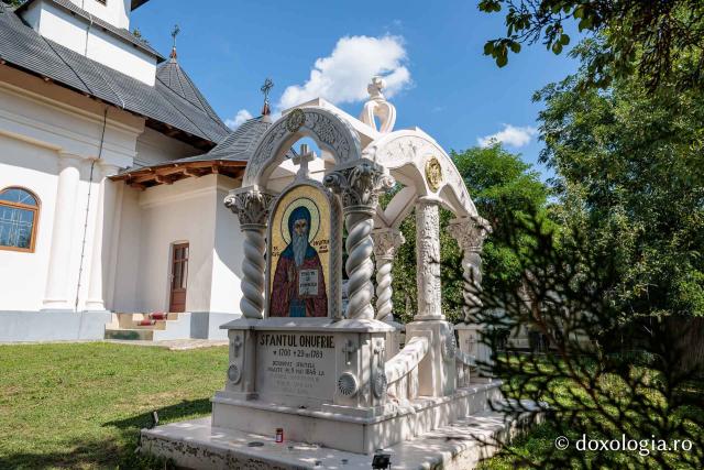 Mormântul Sfântului Onufrie și mărul din livada Mănăstirii Sihăstria Voronei din județul Botoșani