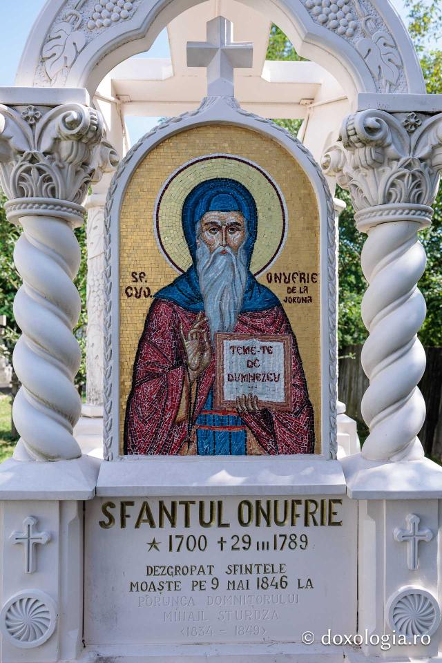 Mormântul Sfântului Onufrie și mărul din livada Mănăstirii Sihăstria Voronei din județul Botoșani