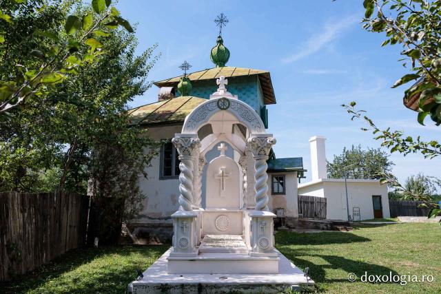 Mormântul Sfântului Onufrie și mărul din livada Mănăstirii Sihăstria Voronei din județul Botoșani