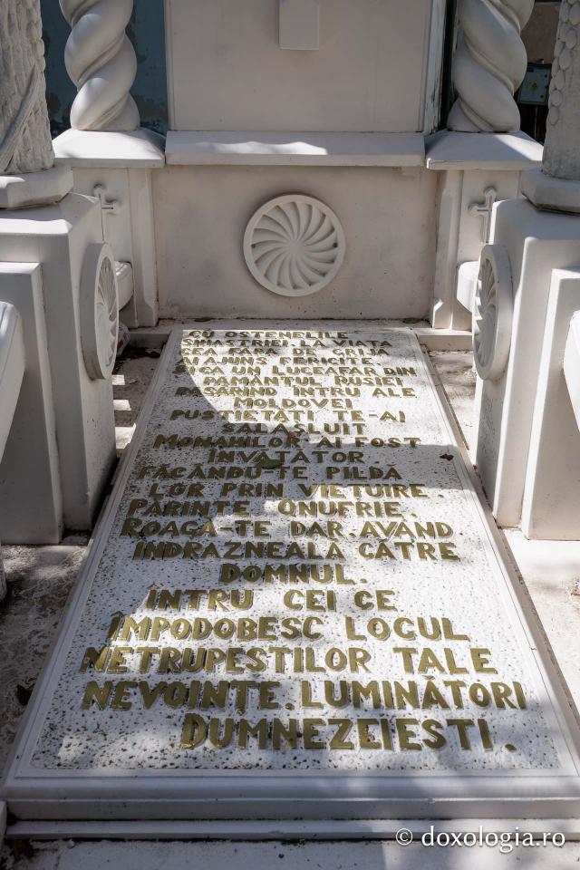Mormântul Sfântului Onufrie și mărul din livada Mănăstirii Sihăstria Voronei din județul Botoșani