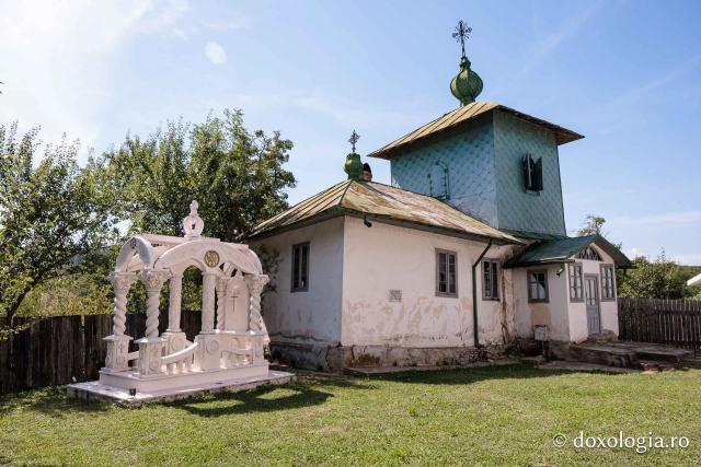 Mormântul Sfântului Onufrie și mărul din livada Mănăstirii Sihăstria Voronei din județul Botoșani