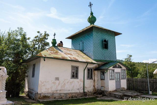 Mormântul Sfântului Onufrie și mărul din livada Mănăstirii Sihăstria Voronei din județul Botoșani