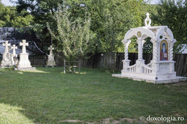 Mormântul Sfântului Onufrie și mărul din livada Mănăstirii Sihăstria Voronei din județul Botoșani