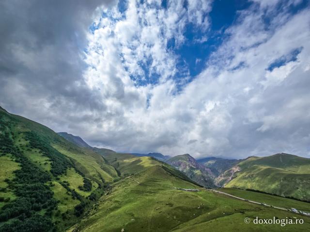 Gergeti, o biserică-simbol a Georgiei la 2.170 de metri altitudine