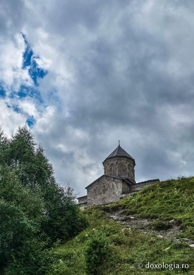 Gergeti, o biserică-simbol a Georgiei la 2.170 de metri altitudine