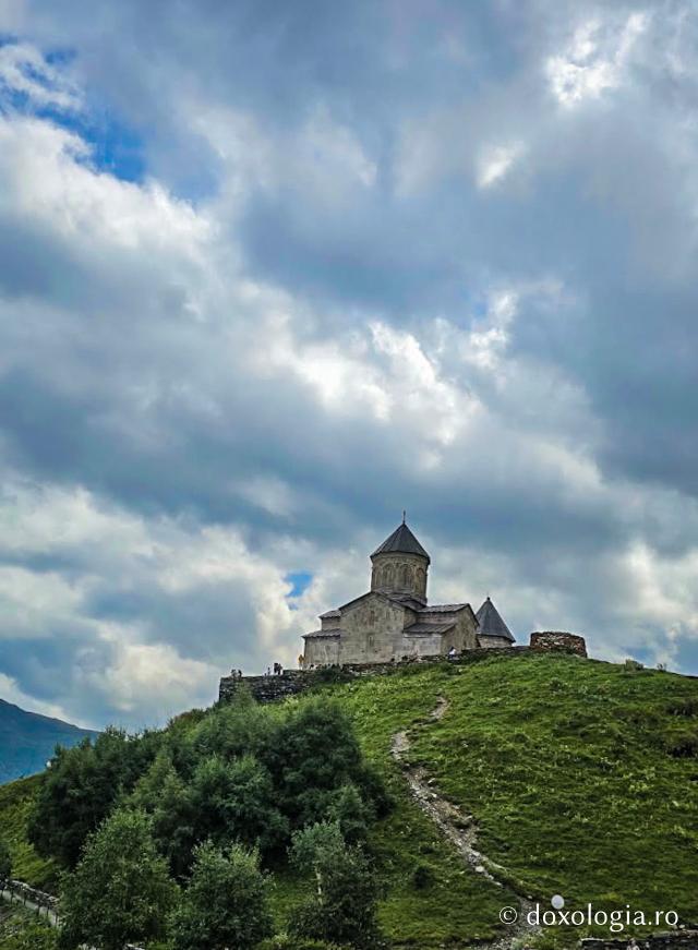 Gergeti, o biserică-simbol a Georgiei la 2.170 de metri altitudine