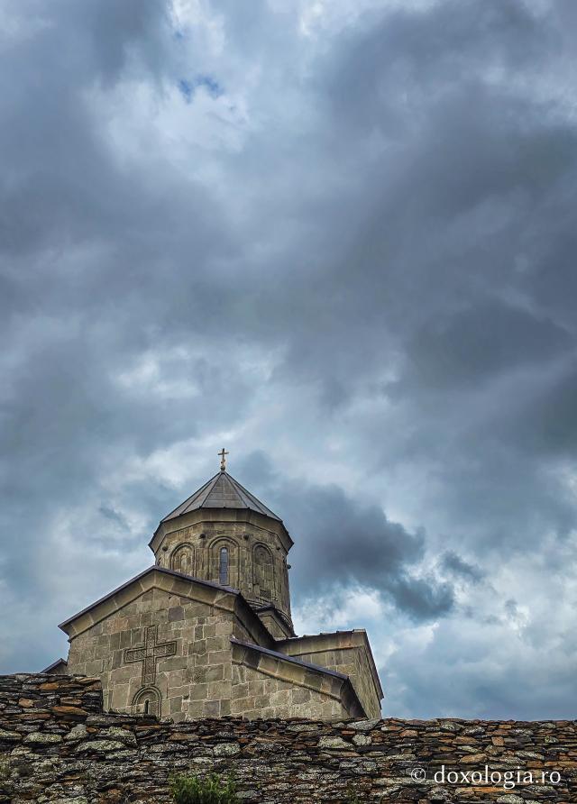 Gergeti, o biserică-simbol a Georgiei la 2.170 de metri altitudine