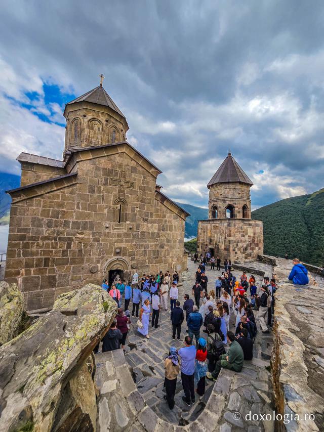 Gergeti, o biserică-simbol a Georgiei la 2.170 de metri altitudine