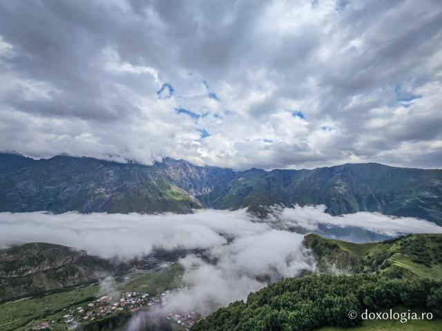 Gergeti, o biserică-simbol a Georgiei la 2.170 de metri altitudine