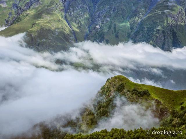 Gergeti, o biserică-simbol a Georgiei la 2.170 de metri altitudine