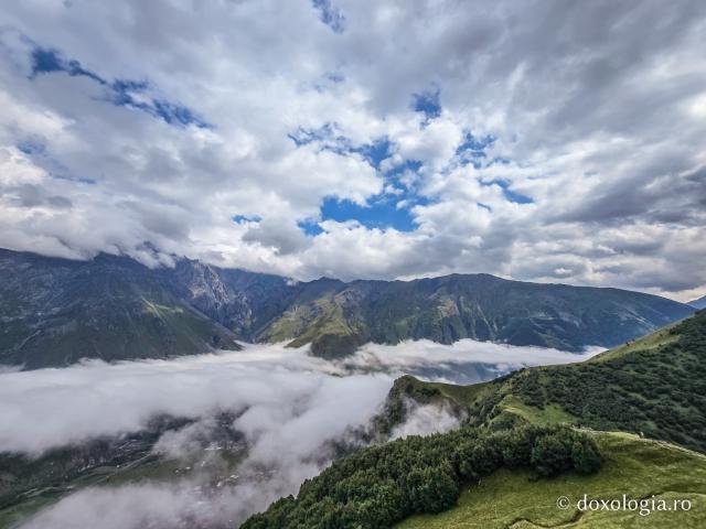 Gergeti, o biserică-simbol a Georgiei la 2.170 de metri altitudine