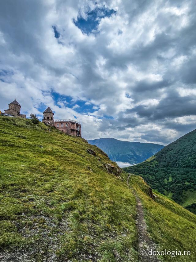 Gergeti, o biserică-simbol a Georgiei la 2.170 de metri altitudine
