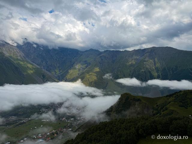 Gergeti, o biserică-simbol a Georgiei la 2.170 de metri altitudine