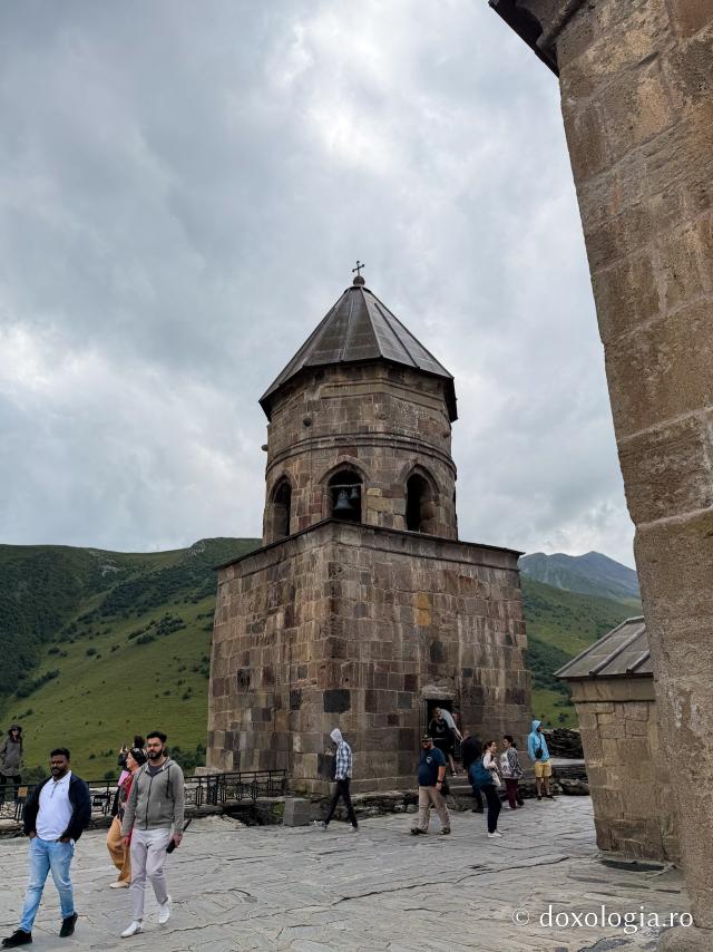 Gergeti, o biserică-simbol a Georgiei la 2.170 de metri altitudine