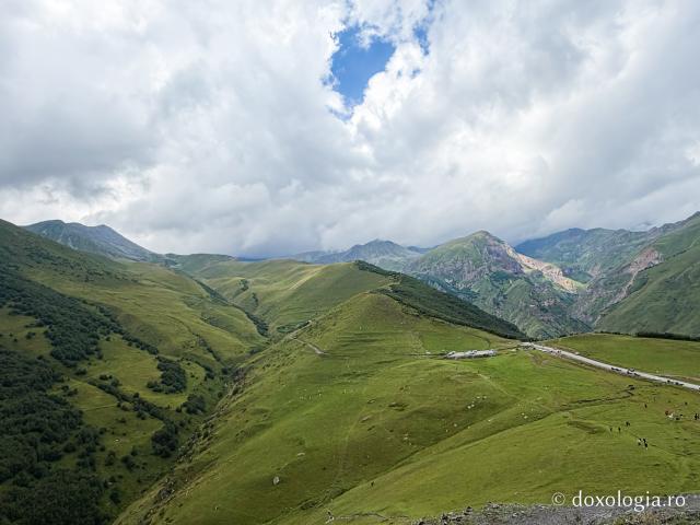 Gergeti, o biserică-simbol a Georgiei la 2.170 de metri altitudine