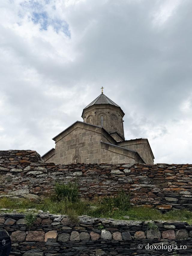 Gergeti, o biserică-simbol a Georgiei la 2.170 de metri altitudine
