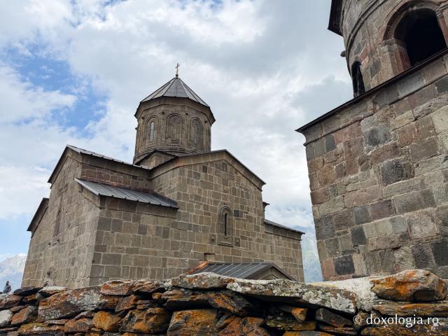 Gergeti, o biserică-simbol a Georgiei la 2.170 de metri altitudine