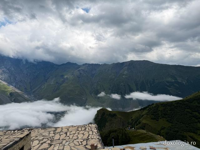 Gergeti, o biserică-simbol a Georgiei la 2.170 de metri altitudine