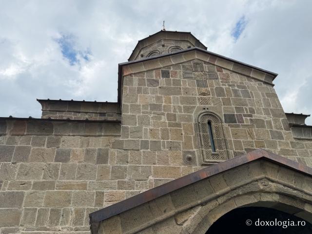 Gergeti, o biserică-simbol a Georgiei la 2.170 de metri altitudine