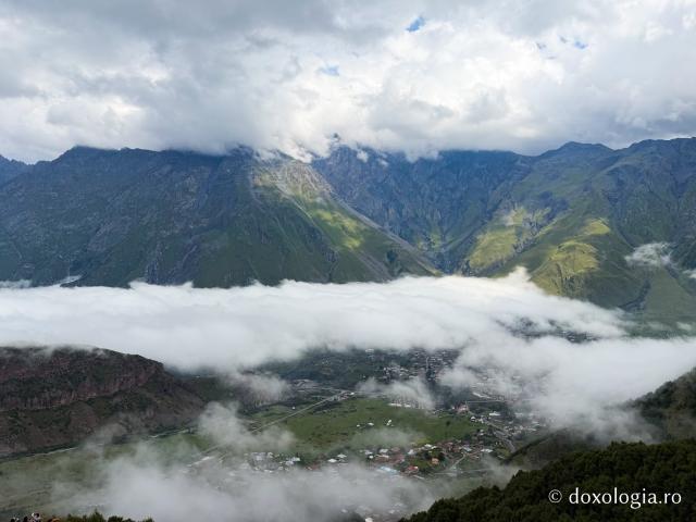 Gergeti, o biserică-simbol a Georgiei la 2.170 de metri altitudine