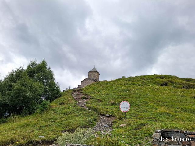 Gergeti, o biserică-simbol a Georgiei la 2.170 de metri altitudine