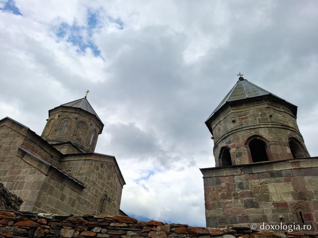 Gergeti, o biserică-simbol a Georgiei la 2.170 de metri altitudine