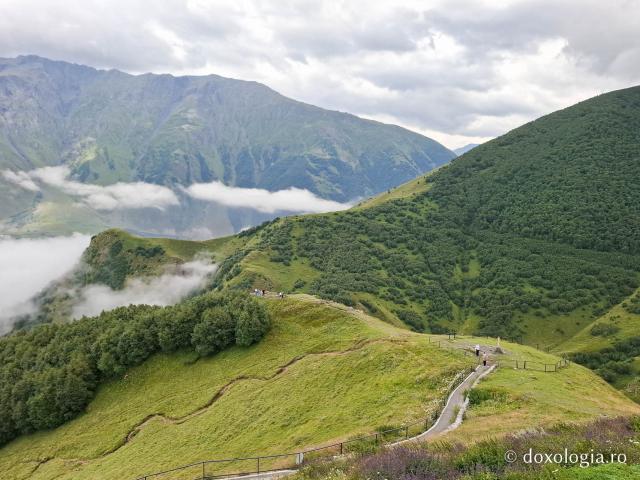 Gergeti, o biserică-simbol a Georgiei la 2.170 de metri altitudine